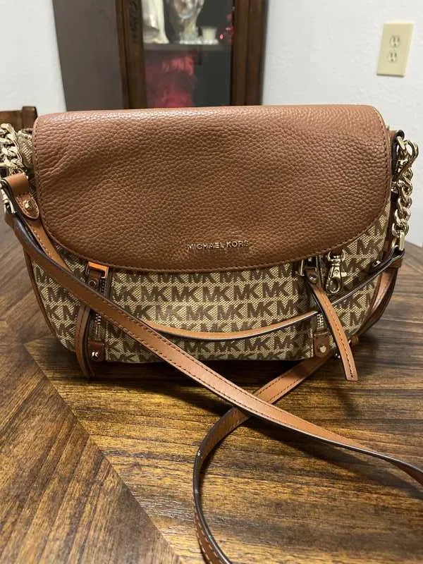 Evie Medium Logo Shoulder Bag