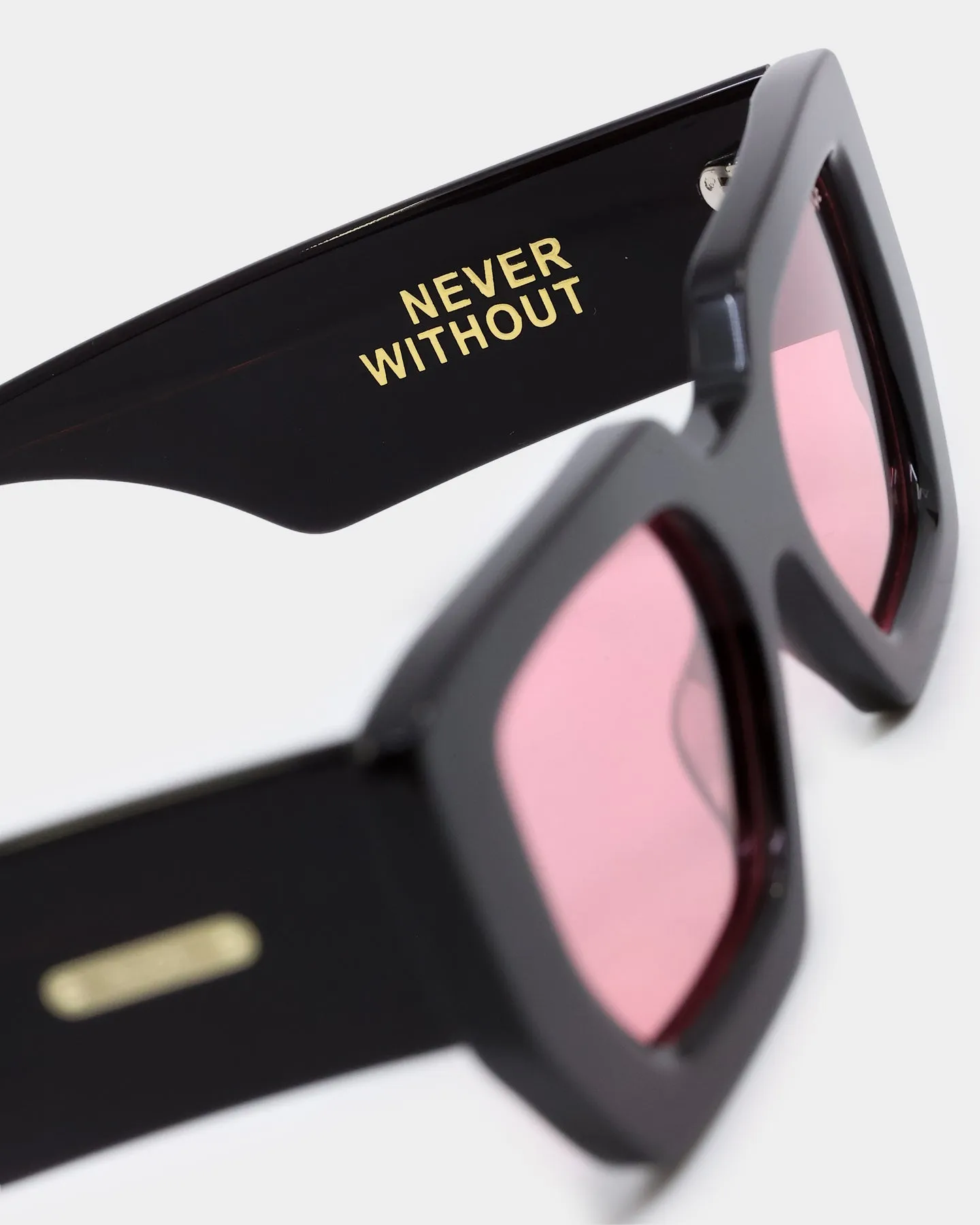 NUQE Idra Sunglasses Black/Rose